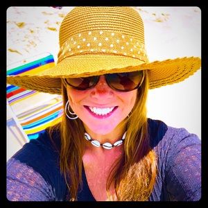 Meet your Posher, Angie ❤️ 👛 👠